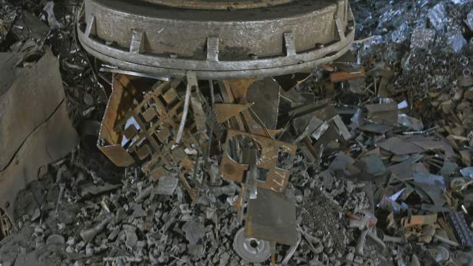 CS工业磁铁将废金属带到碎纸机并将其释放