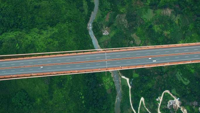 中国贵州巴陵河大桥交通鸟瞰图。