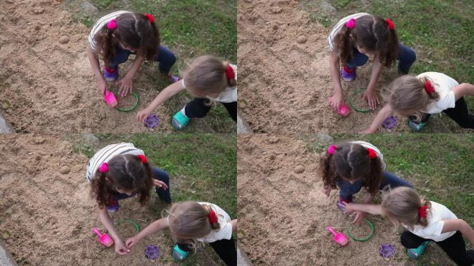 两个小女孩在院子里争夺玩具