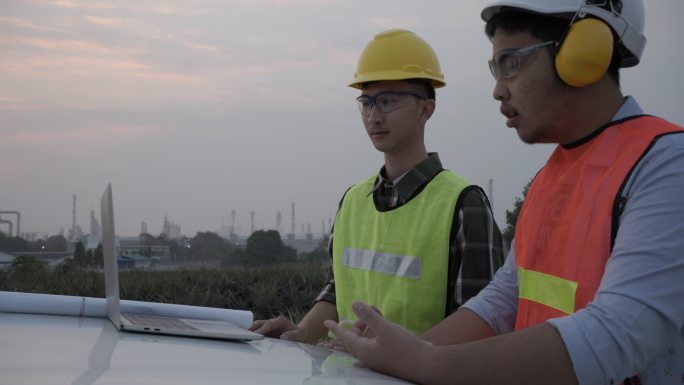 为炼油项目的建设提供咨询的亚洲工程师。。