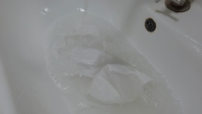 在脸盆里浇水面膜洗手盆