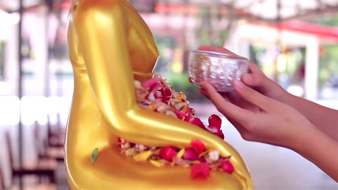 人们在泼水节或传统的泰国新年向佛像浇水