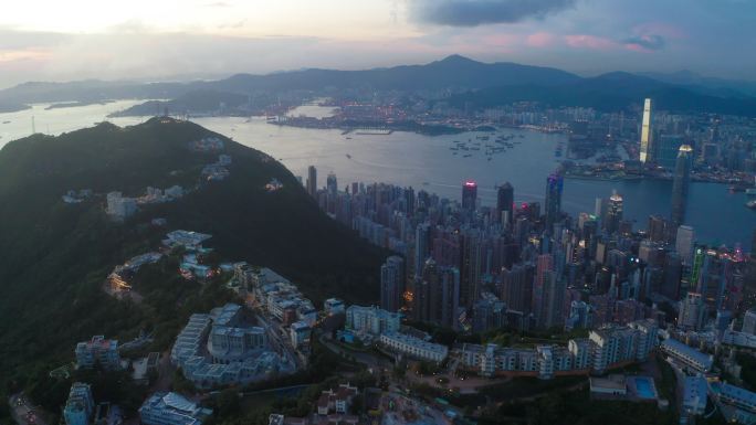 日落时香港城和维多利亚港鸟瞰图