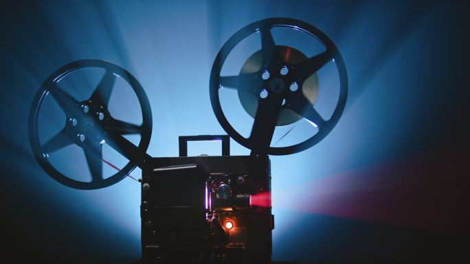 放映电影时，电影放映机的LD卷盘转动