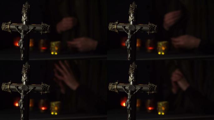 在十字架后面画十字