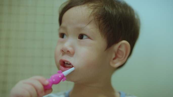 亚洲孩子，男孩，蹒跚学步的孩子在晚上洗澡时用儿童牙刷刷牙。