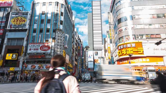 4K延时：放大日本东京哥斯拉路新宿区购物街上的交通和人群