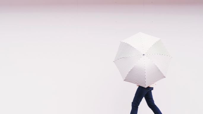时髦小众，带白色简单雨伞，雨季时髦女人