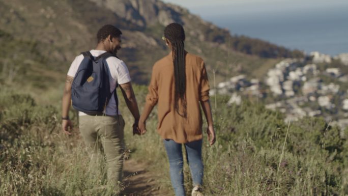 一对无法辨认的情侣手牵手一起徒步旅行的4k视频片段