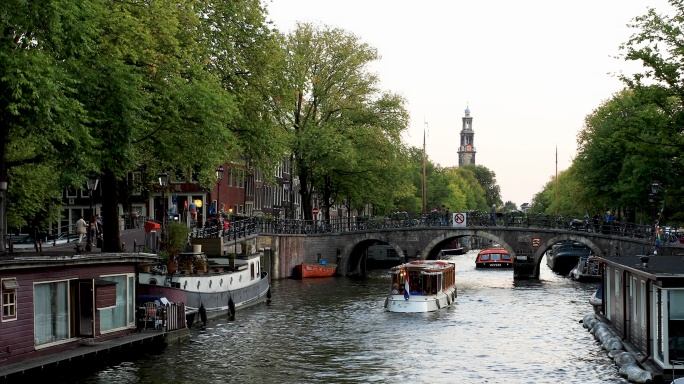 阿姆斯特丹运河4K视频，普林森拉赫特的船只交通