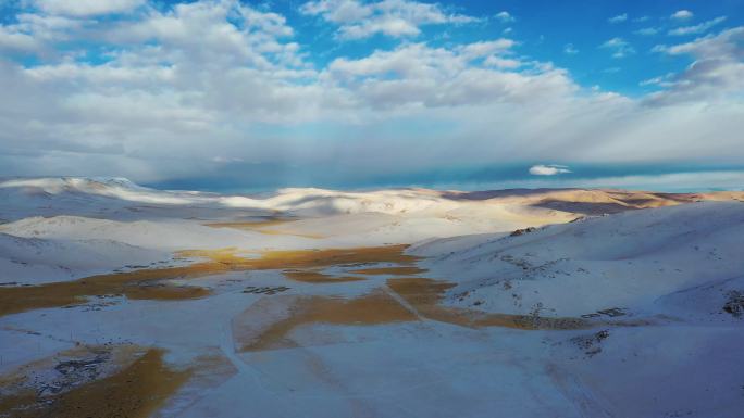 西藏纳木错牧区日出雪景