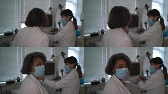 一位在医院戴着防护口罩的成熟医生的肖像