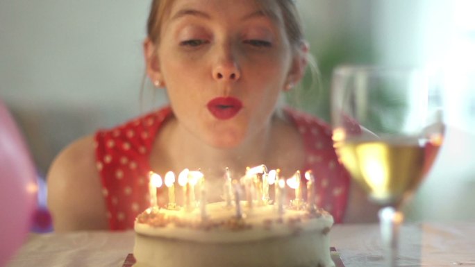 生日蛋糕吹蜡烛