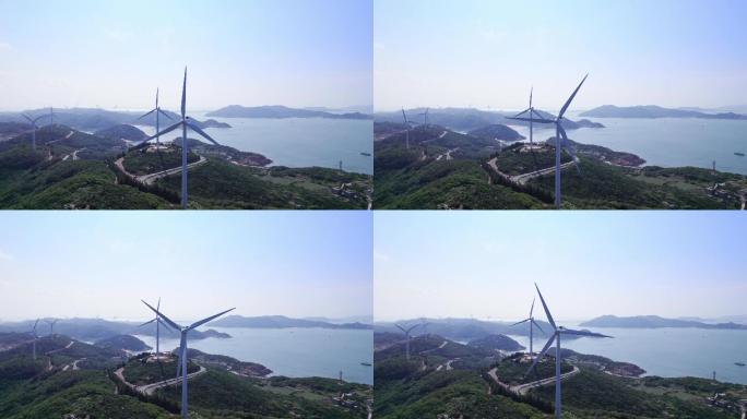海边山顶上的风力涡轮机