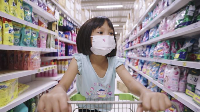 亚洲小女孩周末步行去超市购物看超市