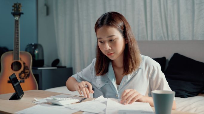 亚洲女性计划家庭预算。