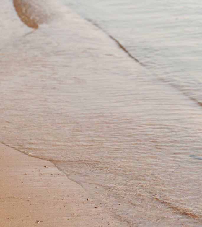 日落时分，海浪拍打着海滩