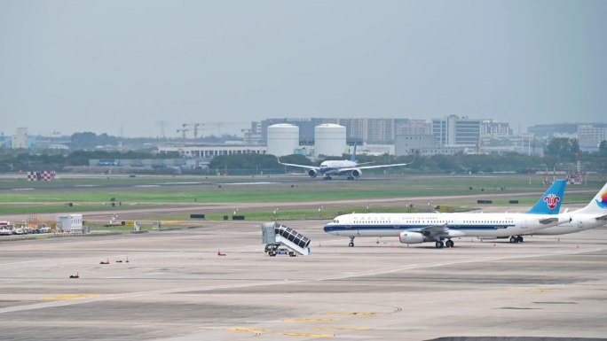 中国南方航空350客机繁华夜幕中顺利起飞