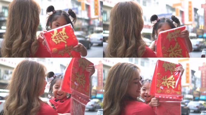 亚裔华人家庭在中国街市购物庆祝中国新年。