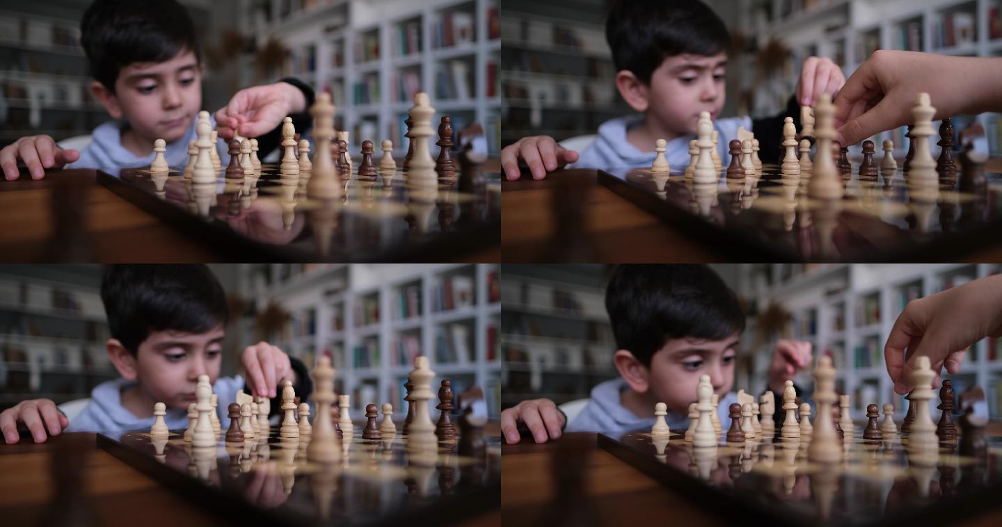 父亲和儿子一起在家下棋。家人在家。