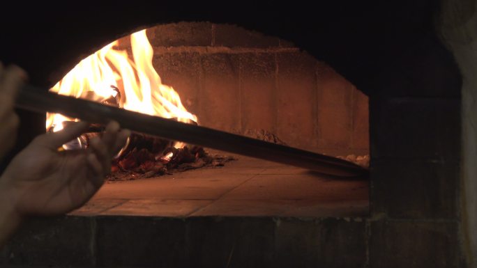 用木柴烤箱烤的披萨