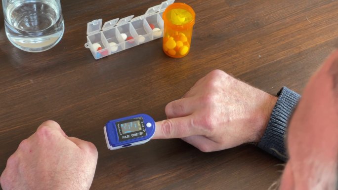 使用脉搏血氧仪的人