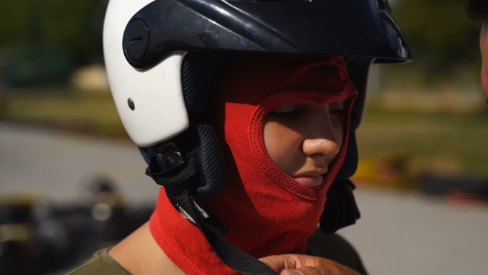 13岁女孩准备一生中第一次驾驶手推车