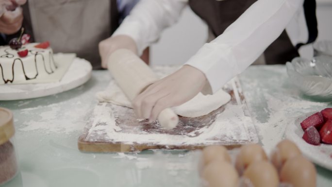 把面团揉成蛋糕。包饺子饺子擀面