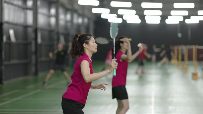 男女混合双打搭档练习羽毛球技术