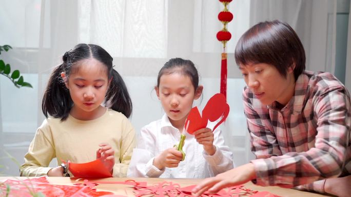 一起做手工剪纸的中国母女