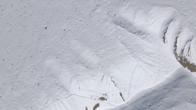 无人机拍摄雪地冬季平稳旅行