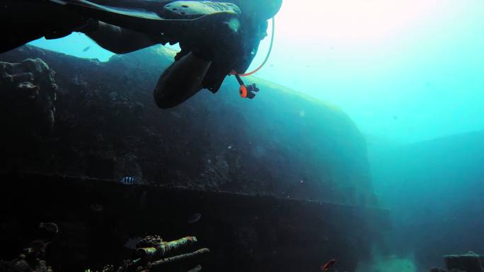 一名男子在海上探索沉船的4k视频片段