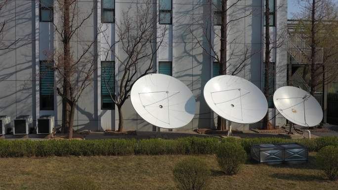 收音机和电视台接收卫星信号的天线。