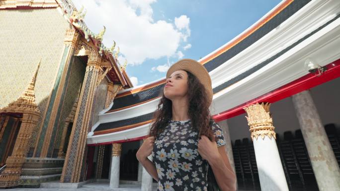 在泰国曼谷度假时，年轻的拉丁女性游客享受着快乐，给人留下深刻印象。