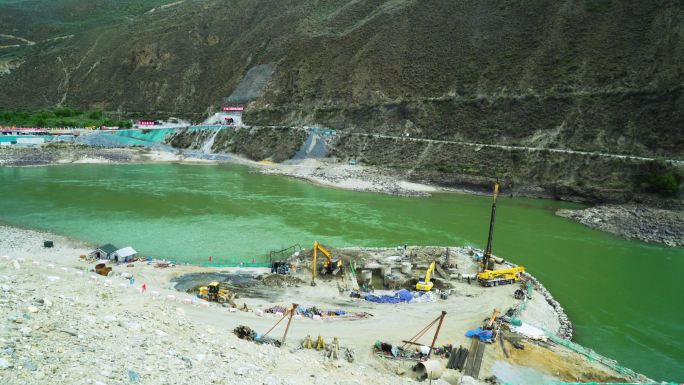 川藏铁路修建 工人修路  雅鲁藏布江