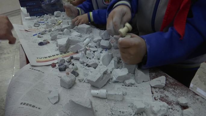 小学生考古DIY实践课程在泥块中寻宝