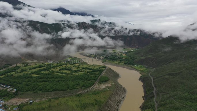 原创西藏山南市加查县雅鲁藏布江峡谷风光
