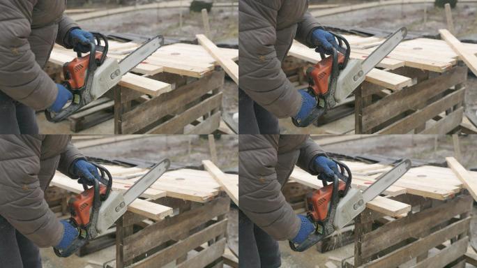 木匠用电锯锯切松木板。
