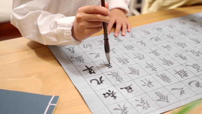 练习毛笔字的亚洲女孩特写