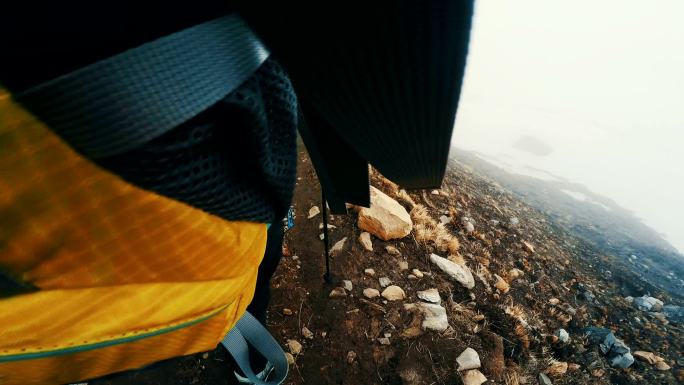 徒步旅行第一视角登山者