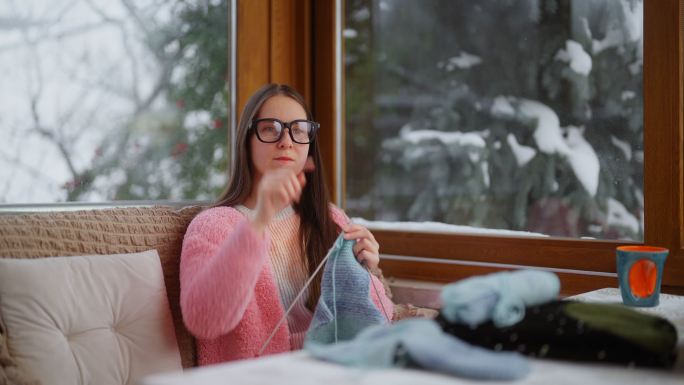 女性使用免提可穿戴电脑智能眼镜设备进行在线学习