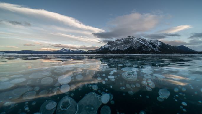 冬季亚伯拉罕湖冰泡的时间推移
