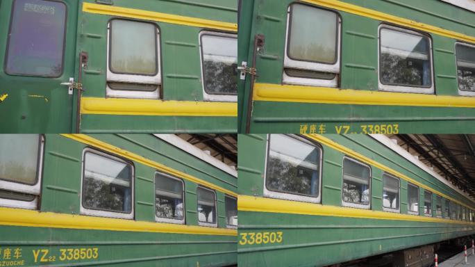 停在车站里的火车列车 (4)