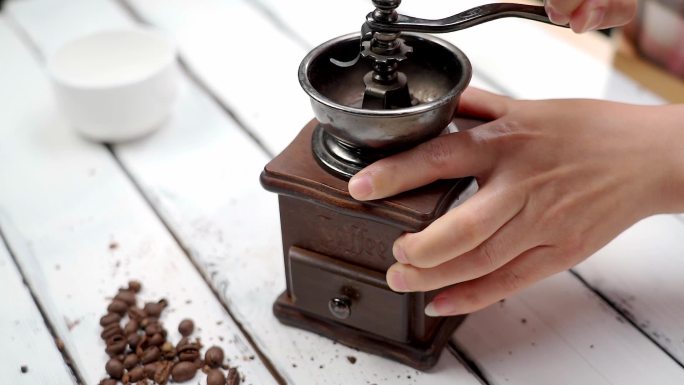 制作手磨咖啡的亚洲女性