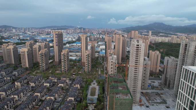 航拍雨后清新的威海威高七彩城楼盘街景