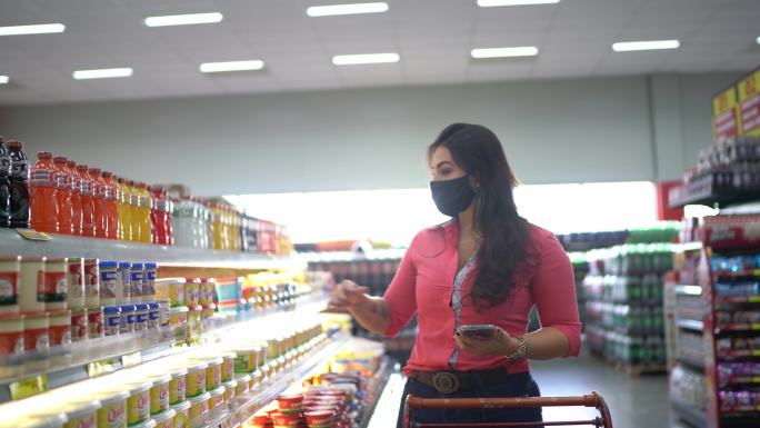 戴口罩的年轻女子在超市购买Requeijaão