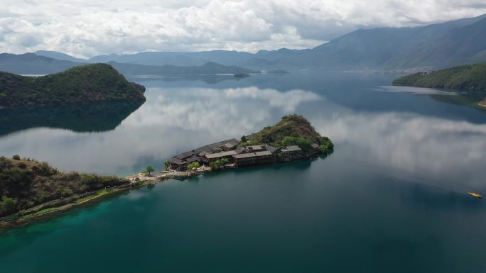 原创 泸沽湖里格半岛里格村自然风光航拍