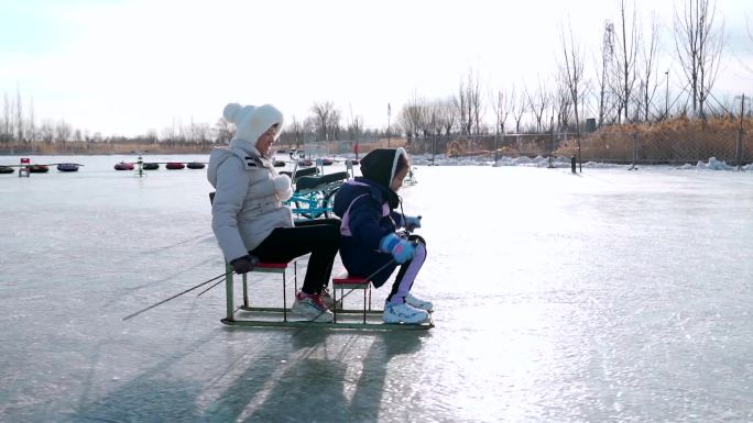 冬季在露天冰场玩耍的中国母女