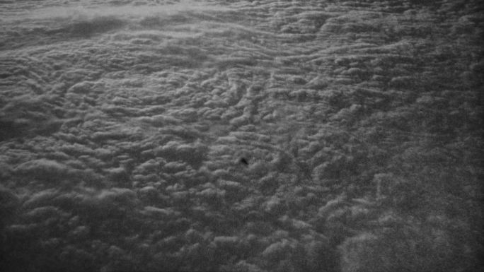 飞碟飞越云层云层