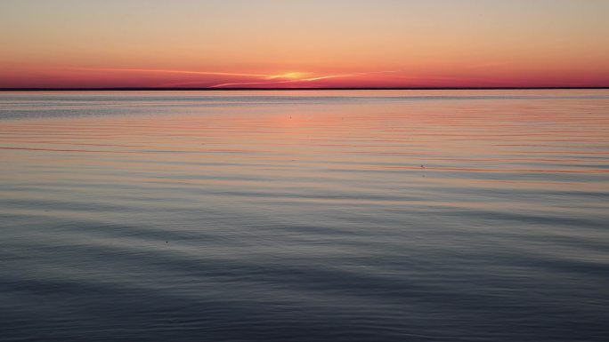 湖面上的日落。日出
